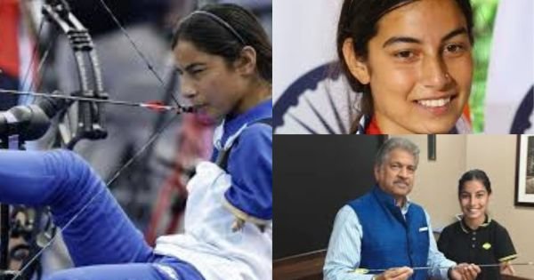 Sheetal Devi gifting arrow to Anand Mahindra as a family heirloom